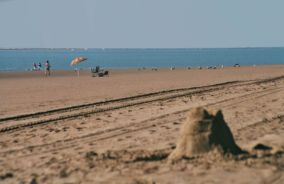 Sandburg am Strand der Isla Canela